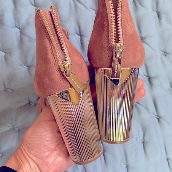 Beautiful MICHAEL KHORS blush suede heels! With gold heel - Picture 5 of 5